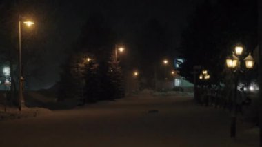 Gece kış sahne ıssız karlı avenue of