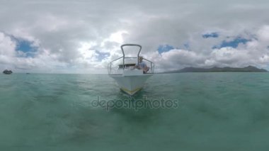 Mauritius Adası yakınlarında okyanusa yat su yolculuk