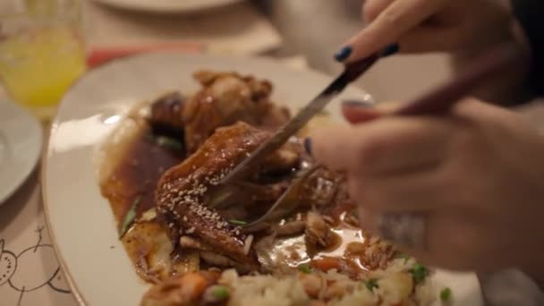 Comer prato asiático com frango, arroz e legumes — Vídeo de Stock