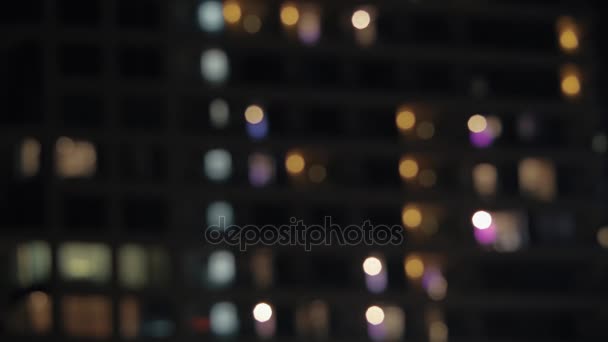 Nachtsicht auf mehrstöckiges Haus oder Hotel mit Lichtern in den Fenstern — Stockvideo