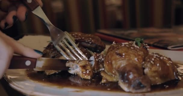 Cenando con plato de pollo asiático — Vídeos de Stock