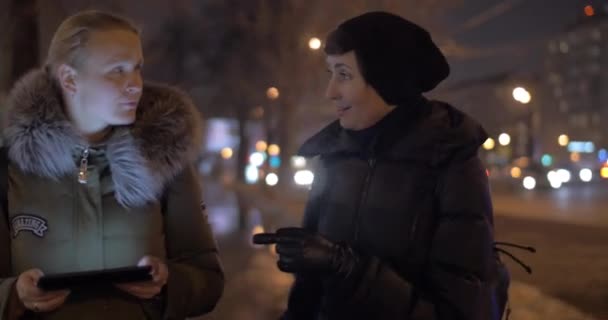 Tienen tiempo para hablar durante la caminata nocturna. — Vídeos de Stock