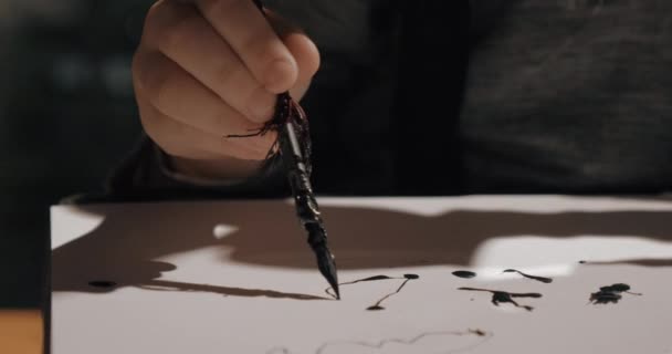 Niño tratando de dibujar con tinta pluma — Vídeo de stock