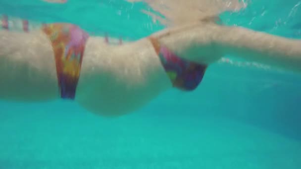 Hamile kadın Yüzme Havuzu, su altında görünümü — Stok video