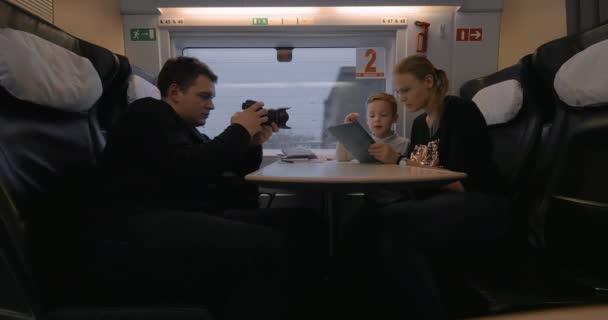 Creación de imágenes de mamá y el niño usando almohadilla durante el viaje en tren — Vídeo de stock