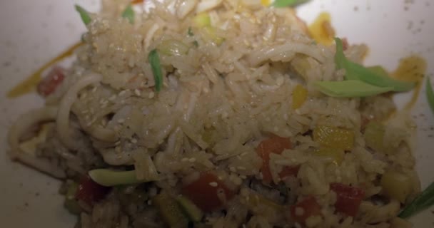 Ужин с азиатским блюдом из риса — стоковое видео