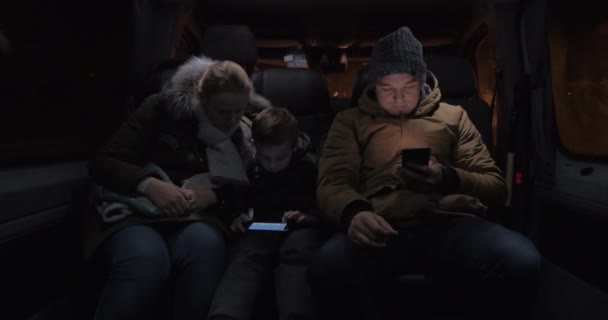 Pasajeros en minibús pasando el tiempo con teléfonos celulares — Vídeos de Stock