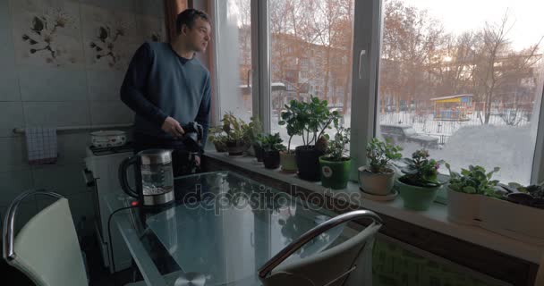 Человек, создающий кадры на кухне — стоковое видео