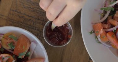 Ketçap daldırma soslu patates kızartması yemek