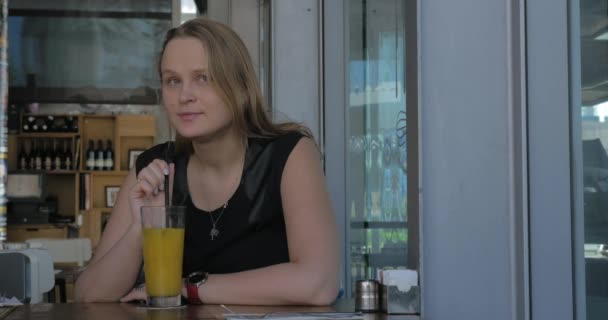 Joven mujer melancólica bebiendo en la cafetería — Vídeo de stock