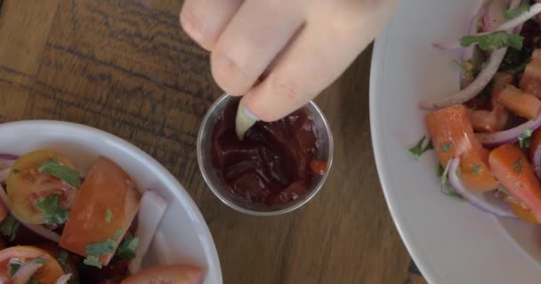Mangiare patatine fritte con salsa al ketchup — Video Stock