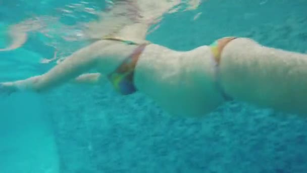 Mujer embarazada nadando en la piscina — Vídeos de Stock