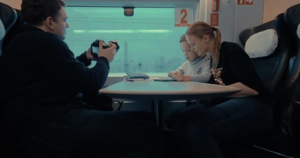 Faire des images de stock lorsque la mère avec son fils joue sur le pad dans le train — Video