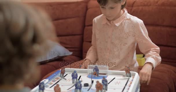 女の子と男の子の自宅のテーブル ホッケーをプレイ — ストック動画