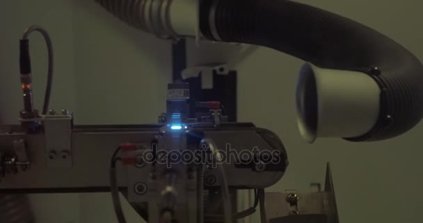 Laserové gravírování na mince — Stock video