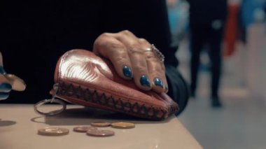 Kadın ona son para sayma