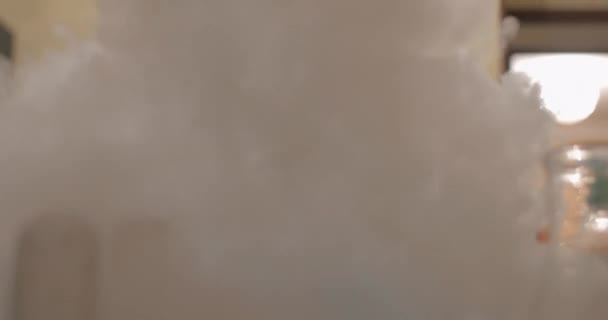 Çocuk sıvı azot beyaz duman ile oynamak için mutlu — Stok video