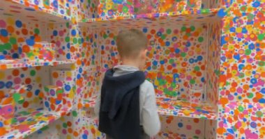 Obliterasyon Oda Yayoi Kusama tarafından ziyaret çocuk