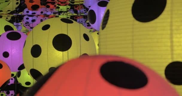 Sala de espelho infinito com bolas pontilhadas coloridas por Yayoi Kusama — Vídeo de Stock