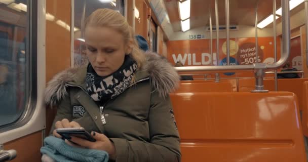 女人将时间与细胞传递期间日常坐地铁 — 图库视频影像