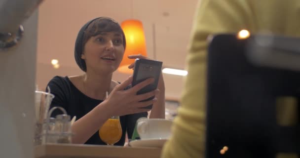 Kvinnliga vänner möte i café och skvallra — Stockvideo