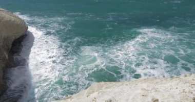 Rosh Hanikra deniz manzarası ile Beyaz tebeşir kayalıklarla