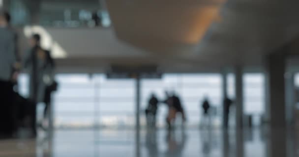 Terminal del aeropuerto con gente caminando, desenfoque — Vídeos de Stock