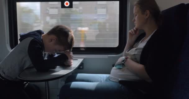 Έγκυος γυναίκα με το παιδί έχοντας ταξίδι με το τρένο — Αρχείο Βίντεο