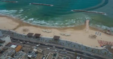 Dalgalar, araba ve insanlar trafik deniz cephesinde Timelapse. Tel Aviv, İsrail
