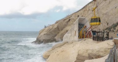 Rosh Hanikra görünümü deniz, kayalar ve hareketli teleferik