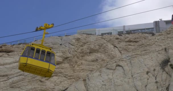 Bergbanan rida på Rosh Hanikra — Stockvideo