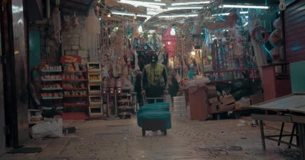 Muž s košíkem staré město trhu. Akko, Izrael — Stock video