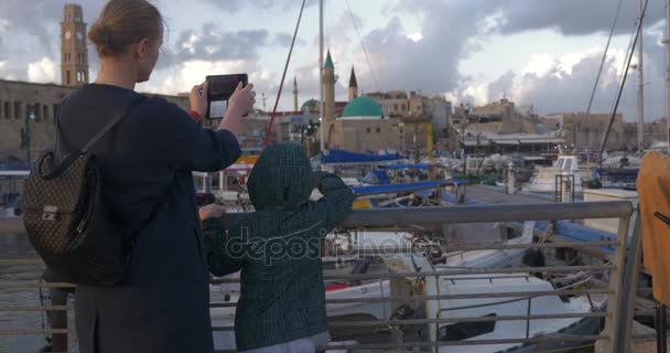 Donna con figlio che scatta foto quando visita il porto di Acri, Israele — Video Stock