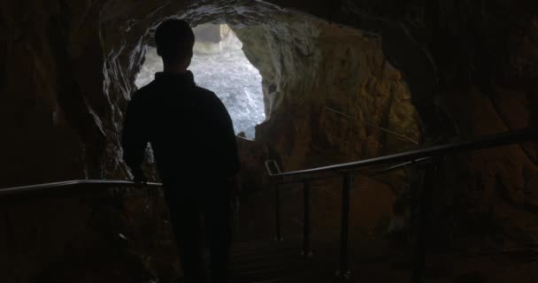 Turista admirando la belleza de las cuevas marinas en Rosh Hanikra — Vídeo de stock