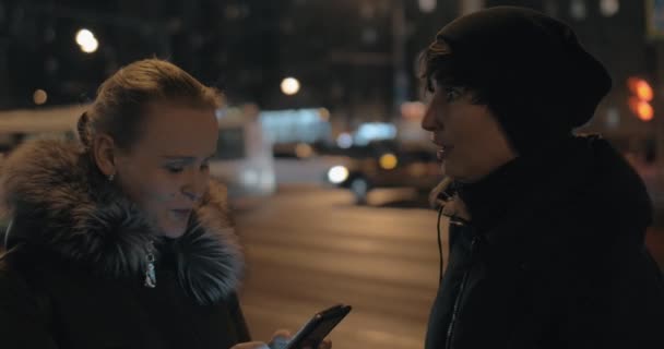 Друзья-женщины разговаривают на улице — стоковое видео