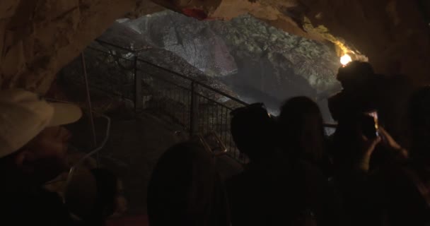 Touristen in der Grotte von rosh hanikra — Stockvideo