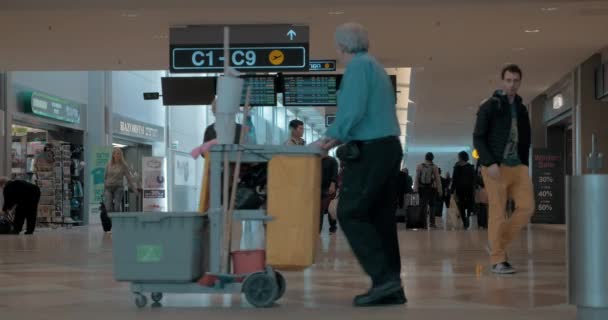 Passageiros caminhando no corredor do Aeroporto Ben Gurion. Tel Aviv, Israel — Vídeo de Stock