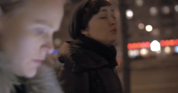 Vrouwen hebben van vriendelijke praten tijdens avond lopen in de stad — Stockvideo