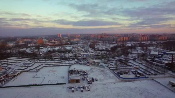 Létání v průmyslové čtvrti s domy v dálce. St. Petersburg, Rusko — Stock video