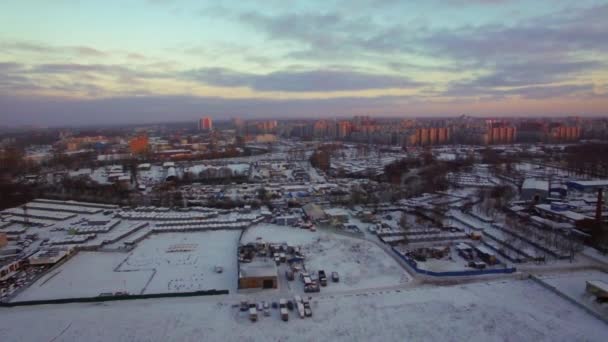 Volando sobre el distrito industrial con casas en la distancia. San Petersburgo, Rusia — Vídeo de stock