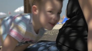 Bebek anne karnında tekme Dinle çocuk istiyor