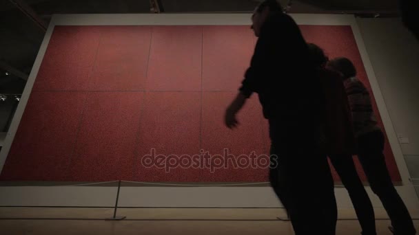 Visitantes del museo de arte mirando la pintura de polka roja de Yayoi Kusama — Vídeos de Stock