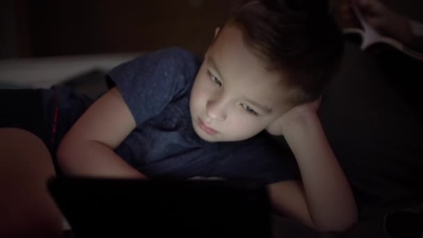 Criança assistindo desenhos animados no pad em casa — Vídeo de Stock