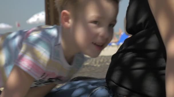 Niño quiere escuchar bebé patadas en las madres vientre — Vídeo de stock