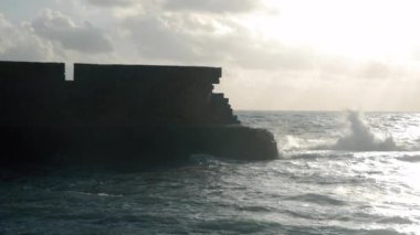 Antik taş duvar ve dalgalı deniz. Acre, İsrail