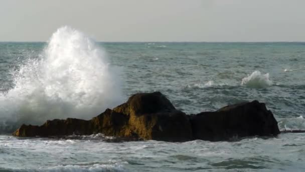 Mar áspero aplastando las rocas con salpicaduras altas — Vídeo de stock