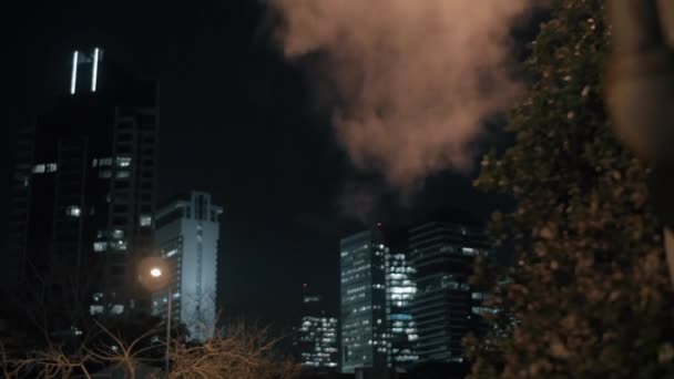 Paesaggio urbano notturno con vapore condensante, Tel Aviv — Video Stock