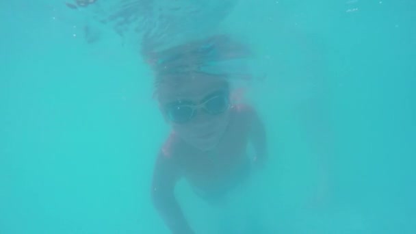 Kid immersioni in acqua blu della piscina — Video Stock