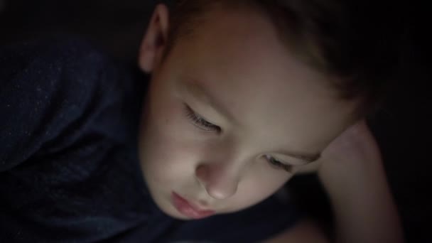 Enfant utilisant une tablette numérique — Video