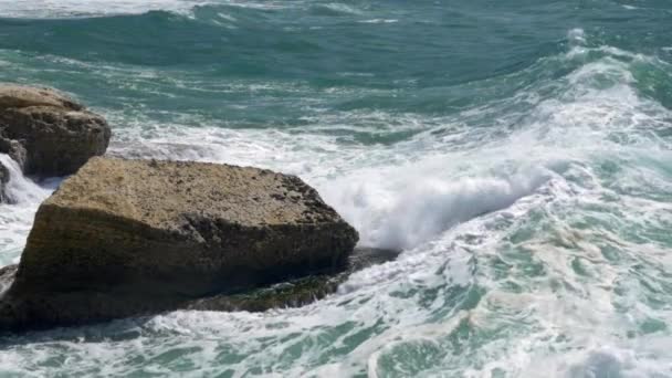 Encontro mar e rocha com grandes salpicos — Vídeo de Stock
